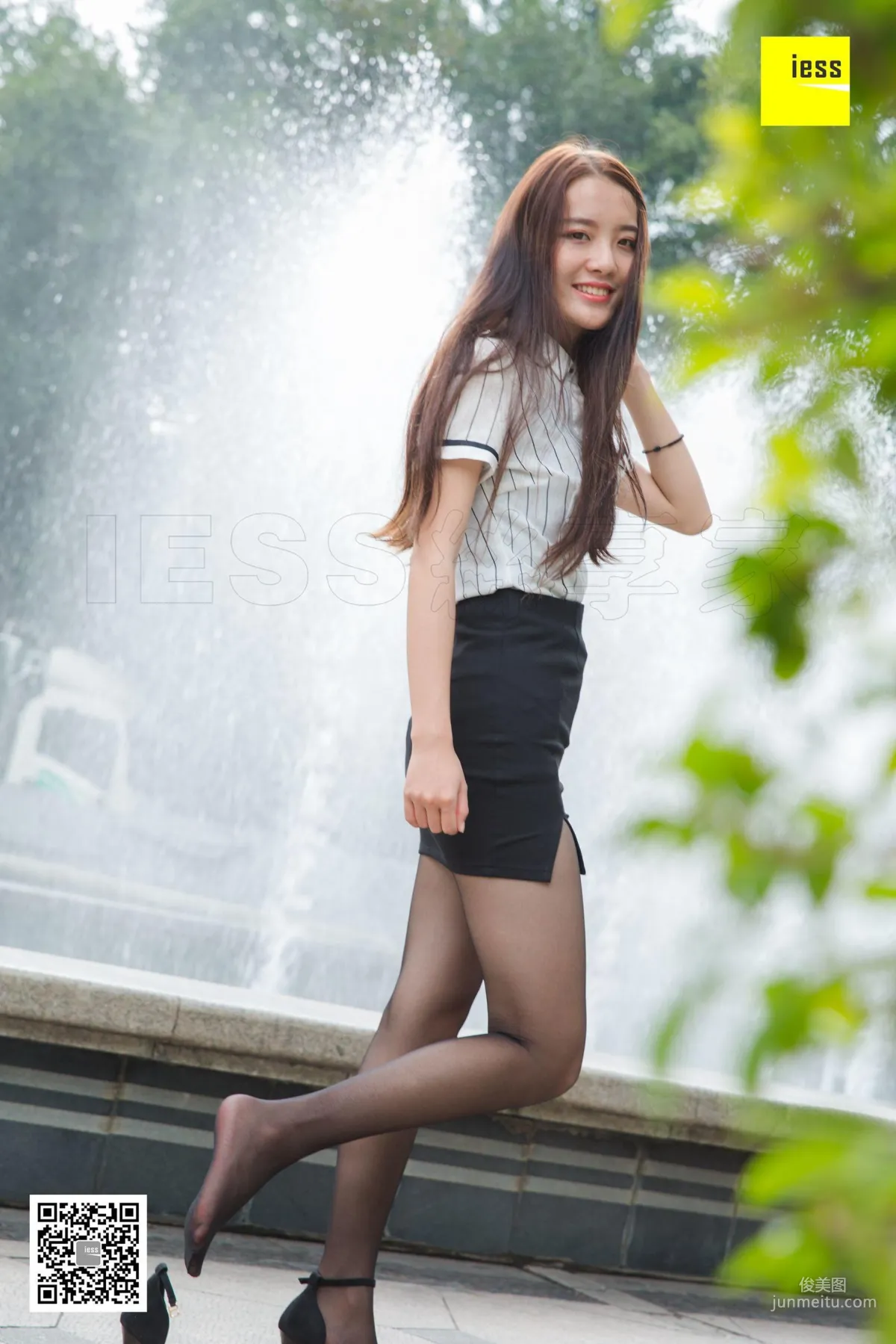 模特婉萍 《坐在噴泉旁的婉萍》[異思趣向IESS] 黑絲街拍寫真集 33