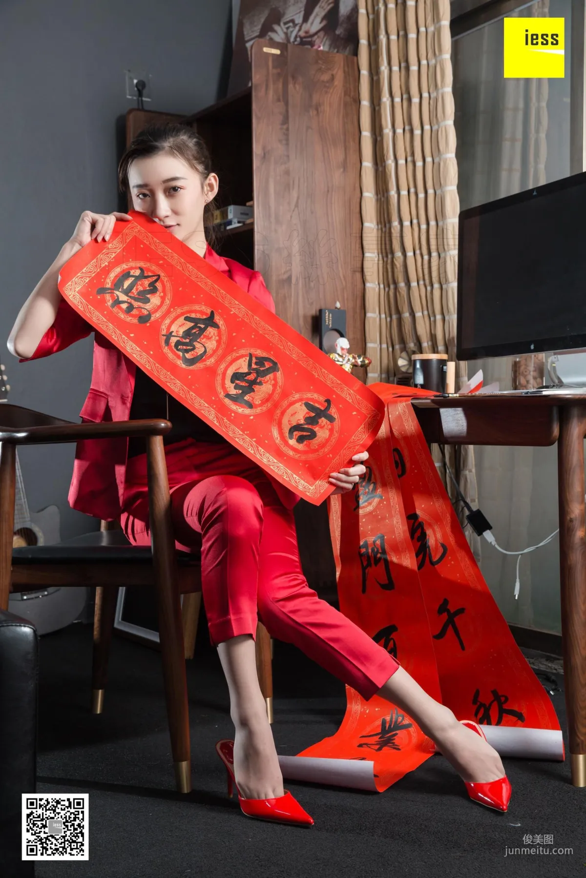 腿模秋秋 《秋秋恭賀新春》[異思趣向IESS] 絲襪美腿寫真集 84