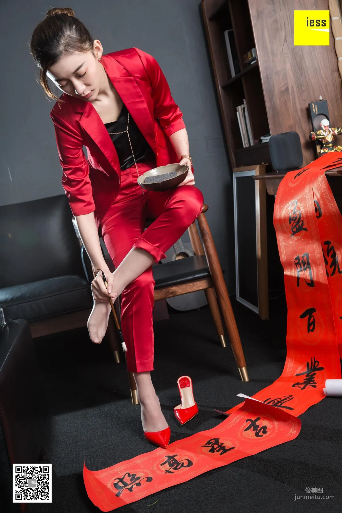 腿模秋秋 《秋秋恭賀新春》[異思趣向IESS] 絲襪美腿寫真集 19
