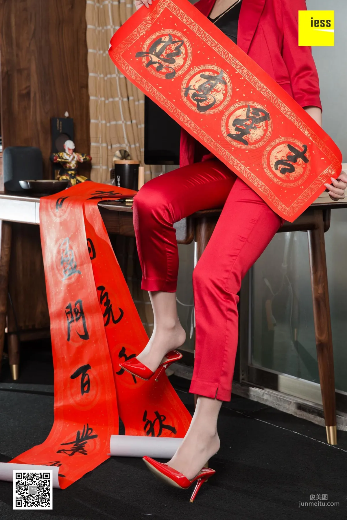 腿模秋秋 《秋秋恭賀新春》[異思趣向IESS] 絲襪美腿寫真集 87