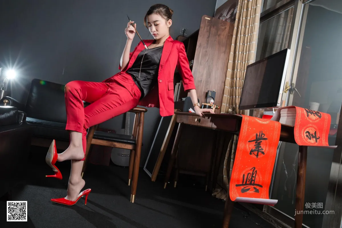 腿模秋秋 《秋秋恭賀新春》[異思趣向IESS] 絲襪美腿寫真集 14