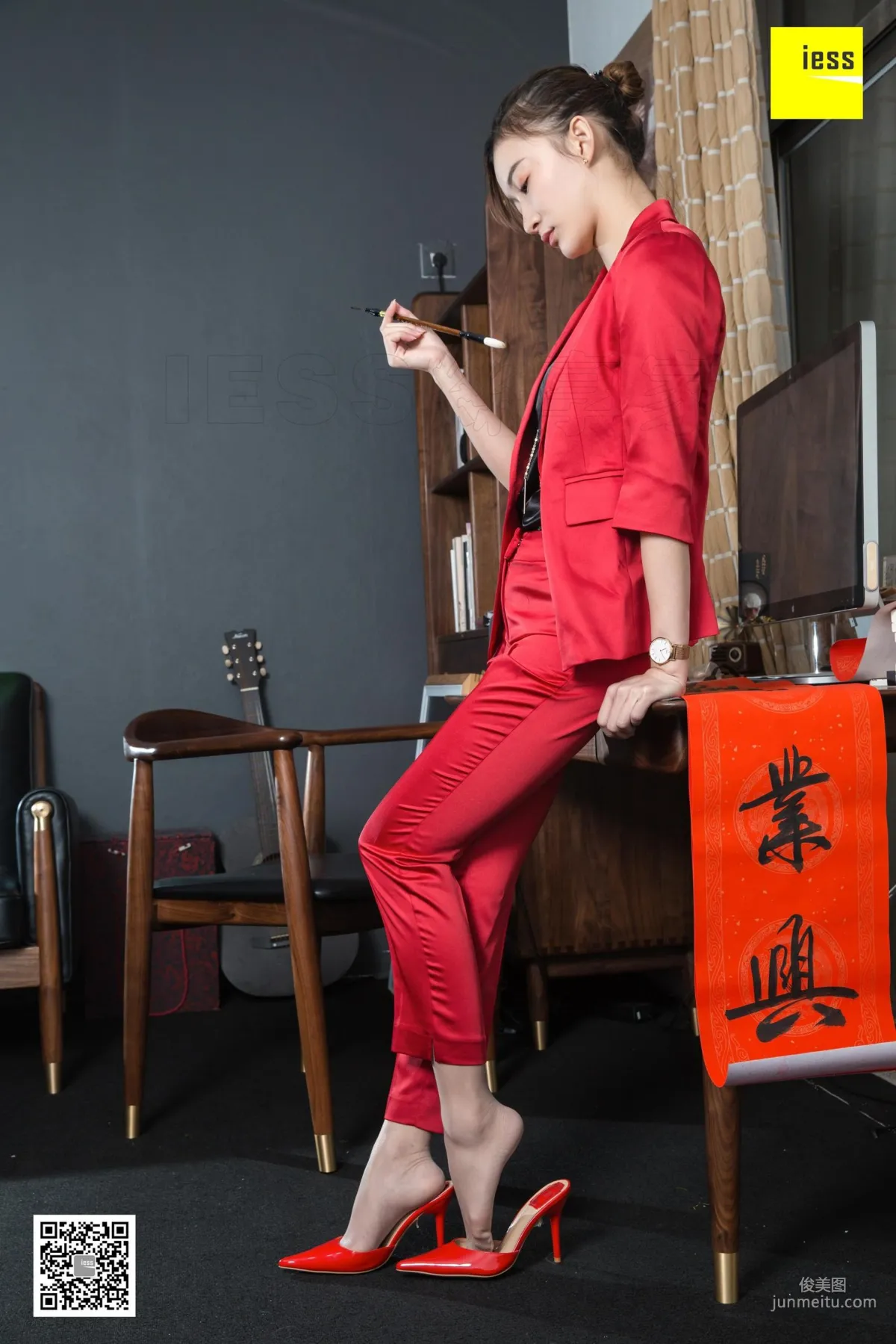 腿模秋秋 《秋秋恭賀新春》[異思趣向IESS] 絲襪美腿寫真集 1