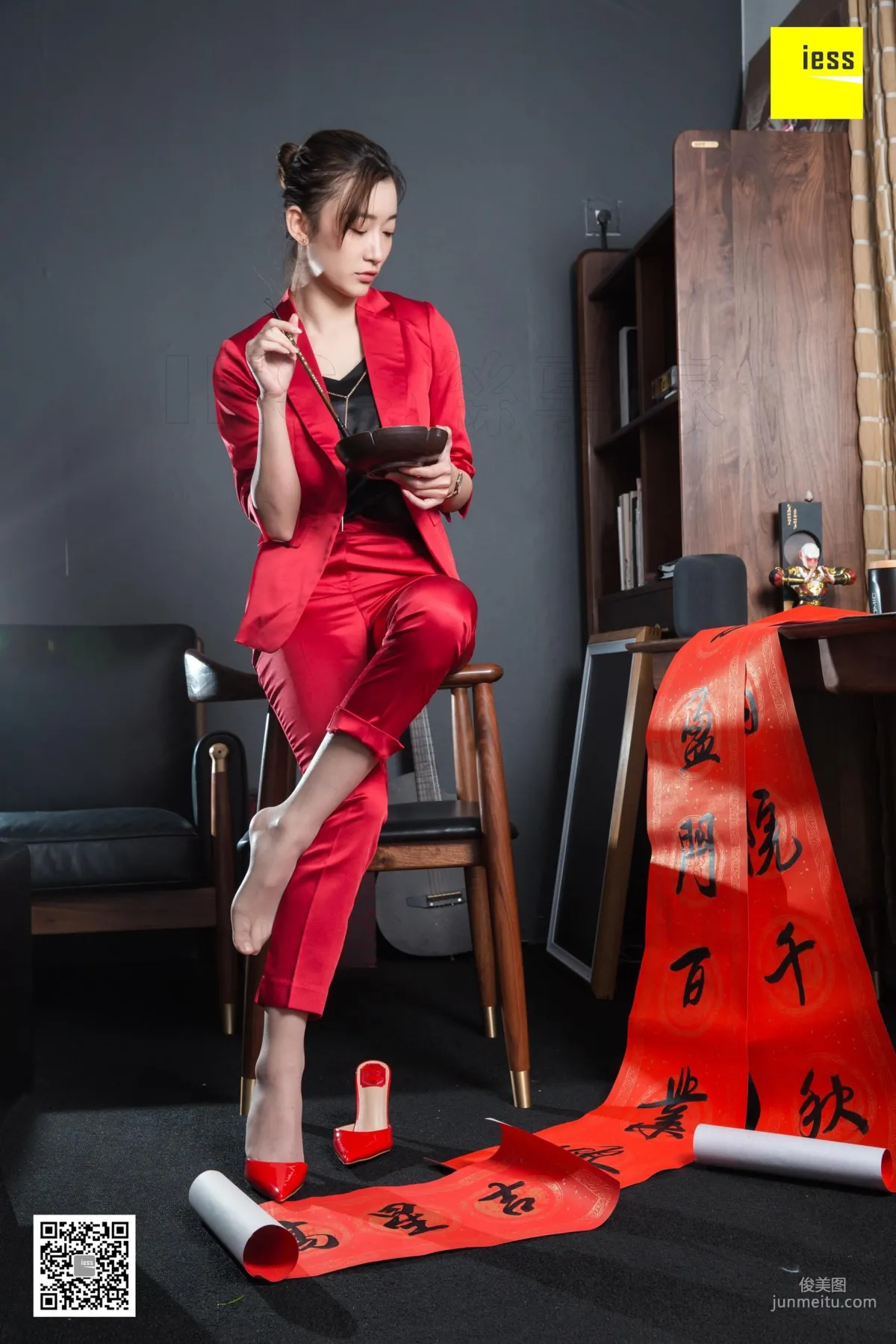 腿模秋秋 《秋秋恭賀新春》[異思趣向IESS] 絲襪美腿寫真集 17