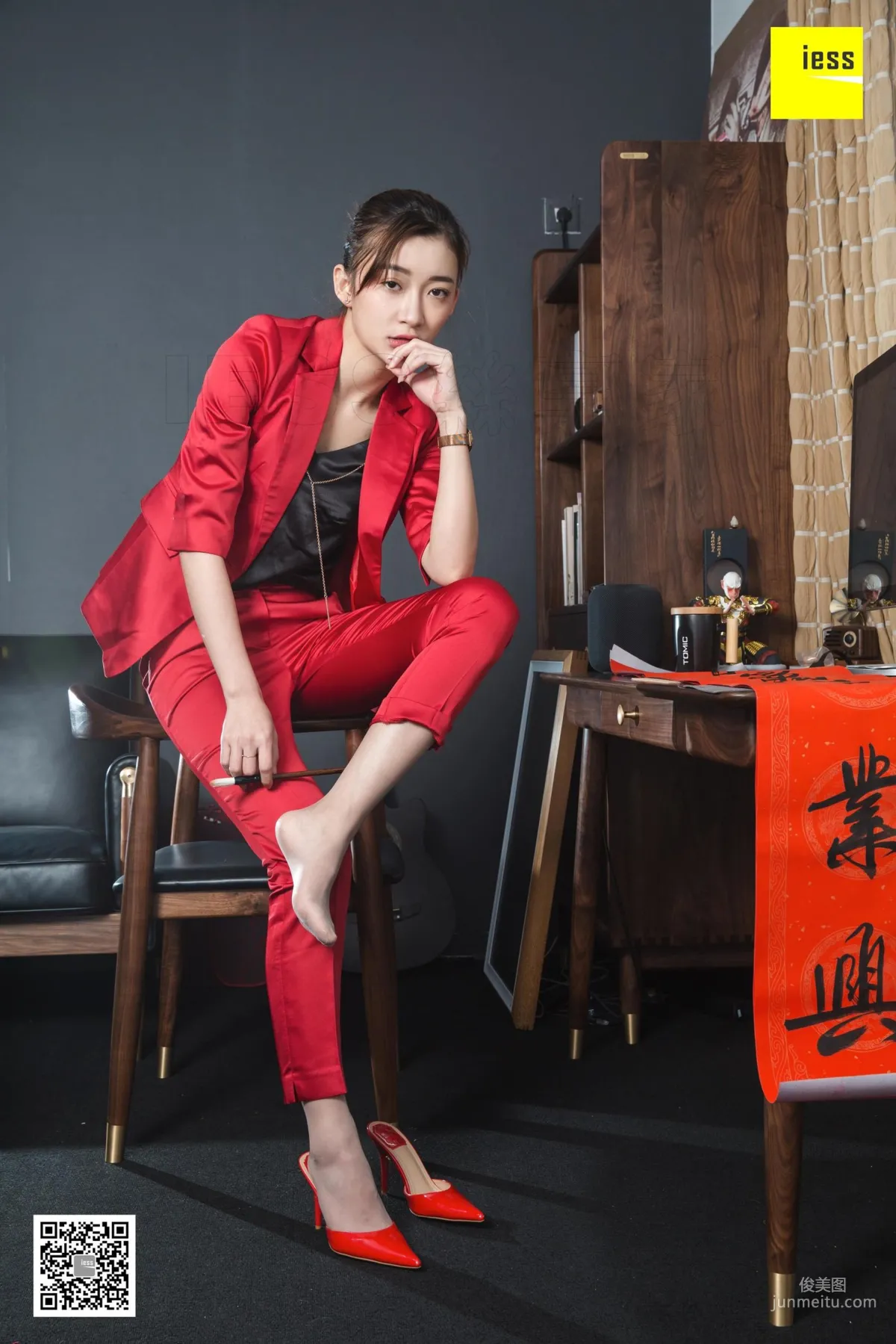 腿模秋秋 《秋秋恭賀新春》[異思趣向IESS] 絲襪美腿寫真集 9