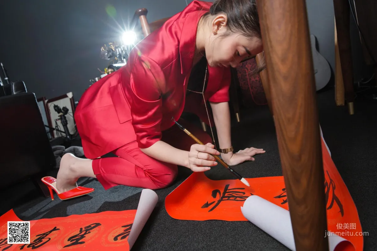 腿模秋秋 《秋秋恭賀新春》[異思趣向IESS] 絲襪美腿寫真集 41