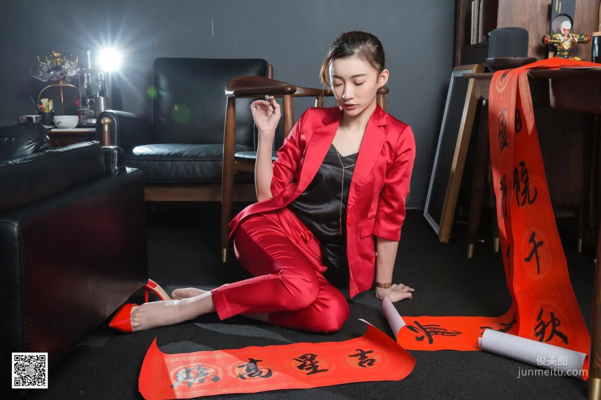 腿模秋秋 《秋秋恭賀新春》[異思趣向IESS] 絲襪美腿寫真集 42