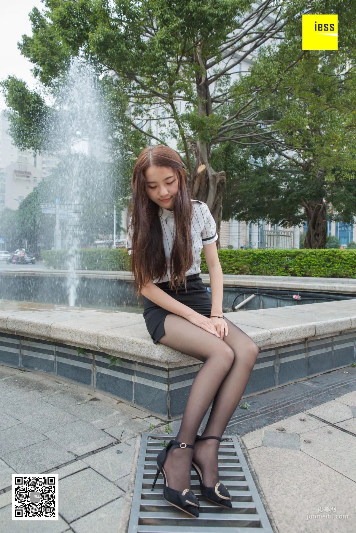 模特婉萍 《坐在噴泉旁的婉萍》[異思趣向IESS] 黑絲街拍寫真集 24