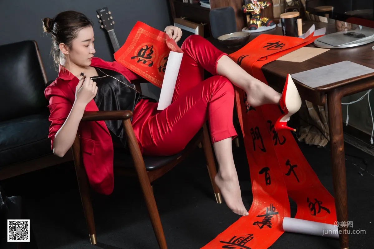 腿模秋秋 《秋秋恭賀新春》[異思趣向IESS] 絲襪美腿寫真集 80