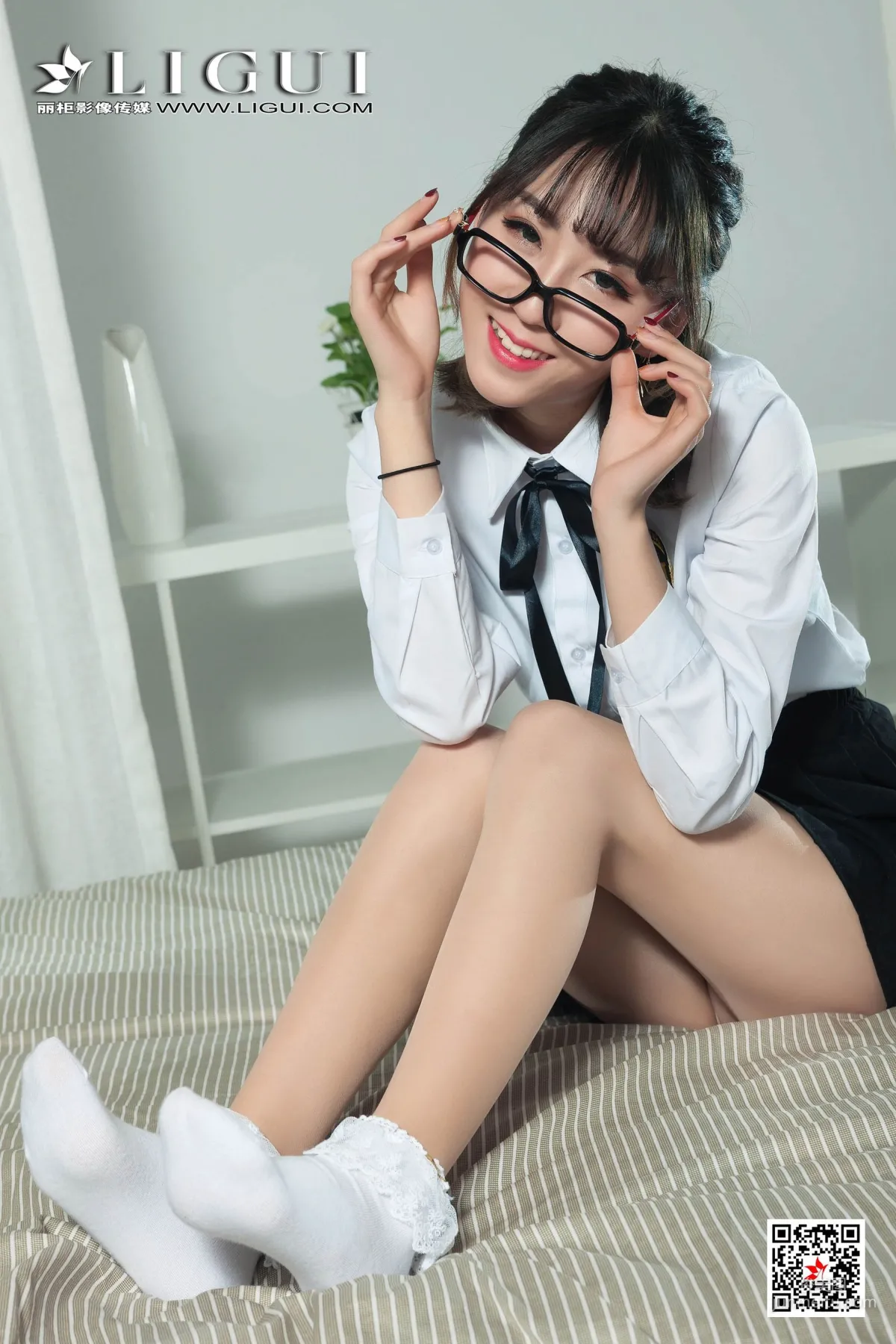魚妹《短筒襪玉足》[麗櫃Ligui] 網絡麗人 寫真集 15