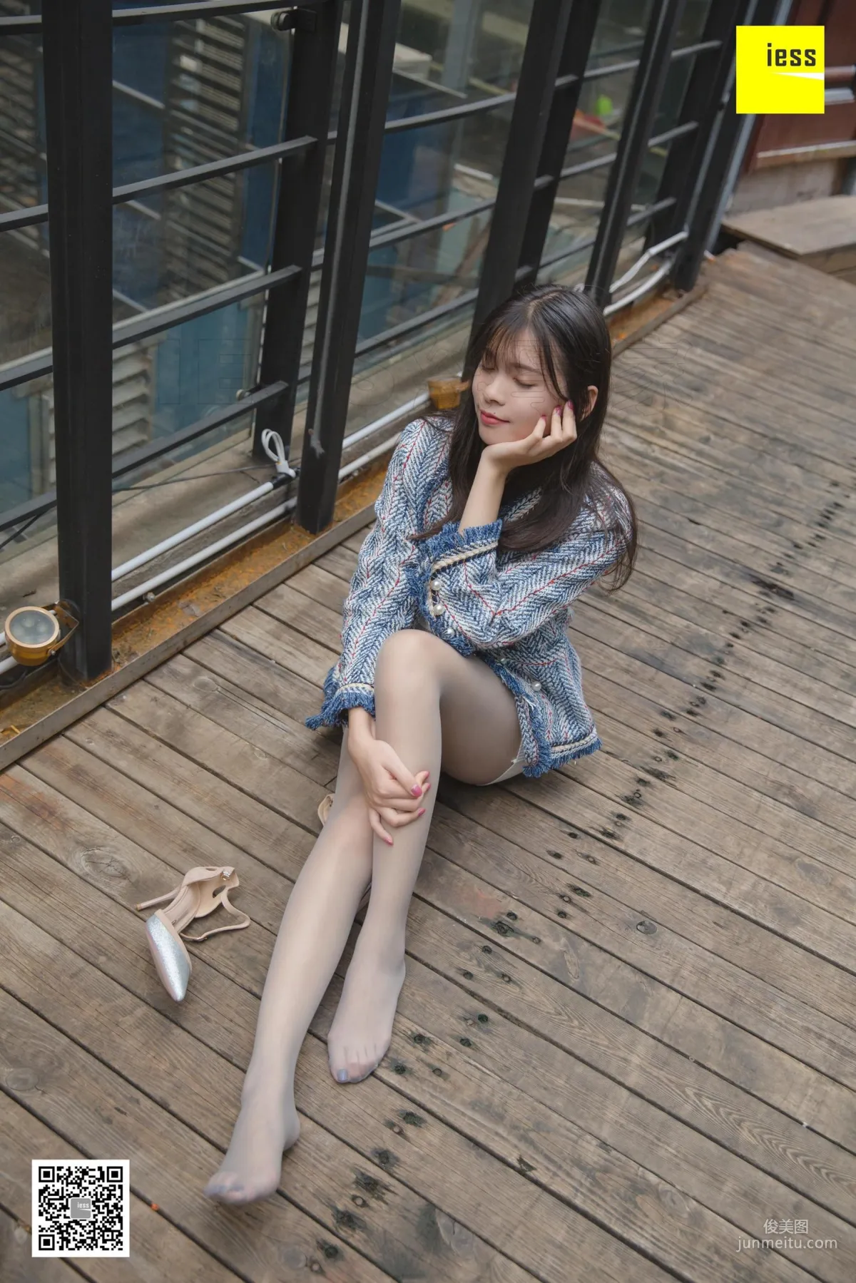 模特七七 《小香風街拍》灰絲美腿 [異思趣向IESS] 寫真集 44