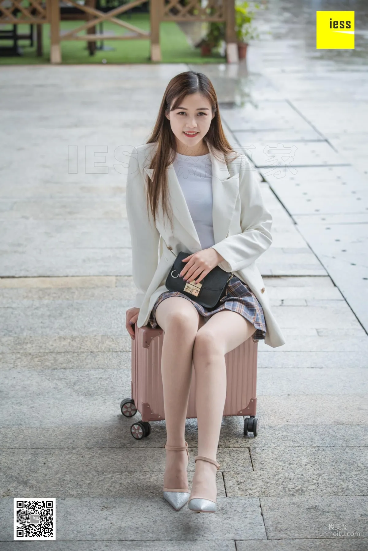 模特九妹 《雨中漫步》街拍美腿 [異思趣向IESS] 79