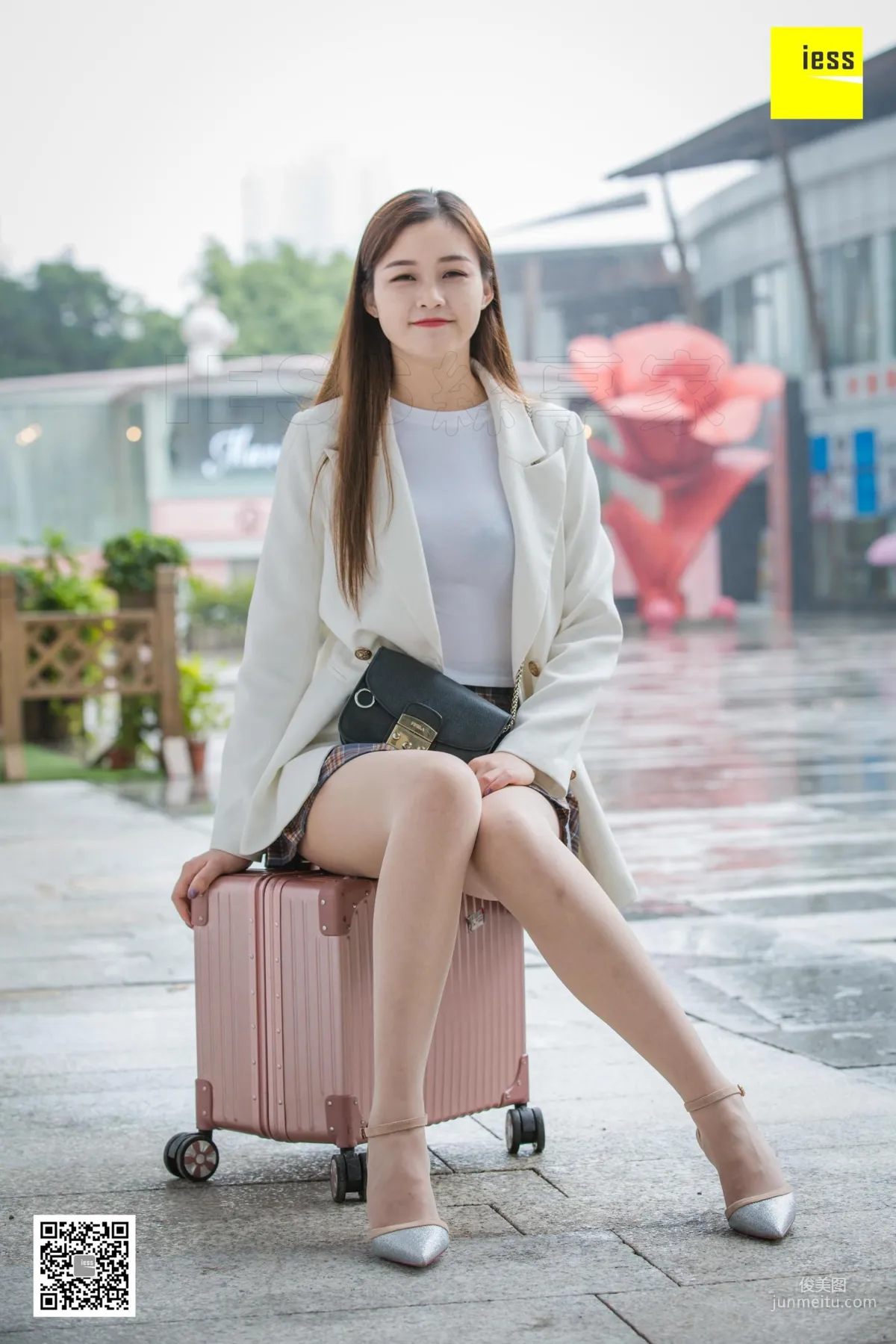 模特九妹 《雨中漫步》街拍美腿 [異思趣向IESS] 77