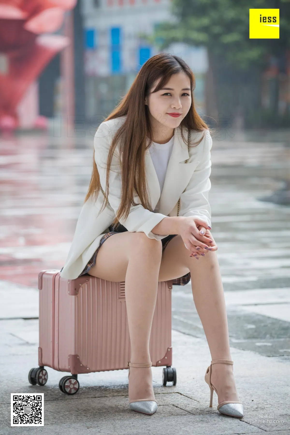 模特九妹 《雨中漫步》街拍美腿 [異思趣向IESS] 81