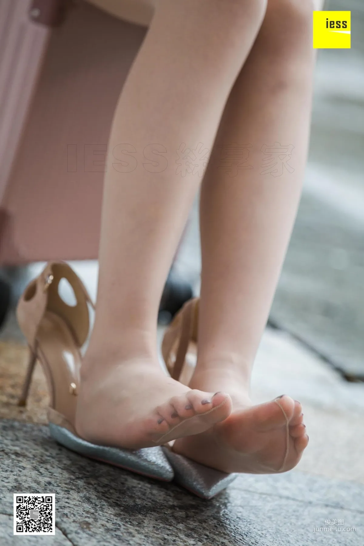 模特九妹 《雨中漫步》街拍美腿 [異思趣向IESS] 62