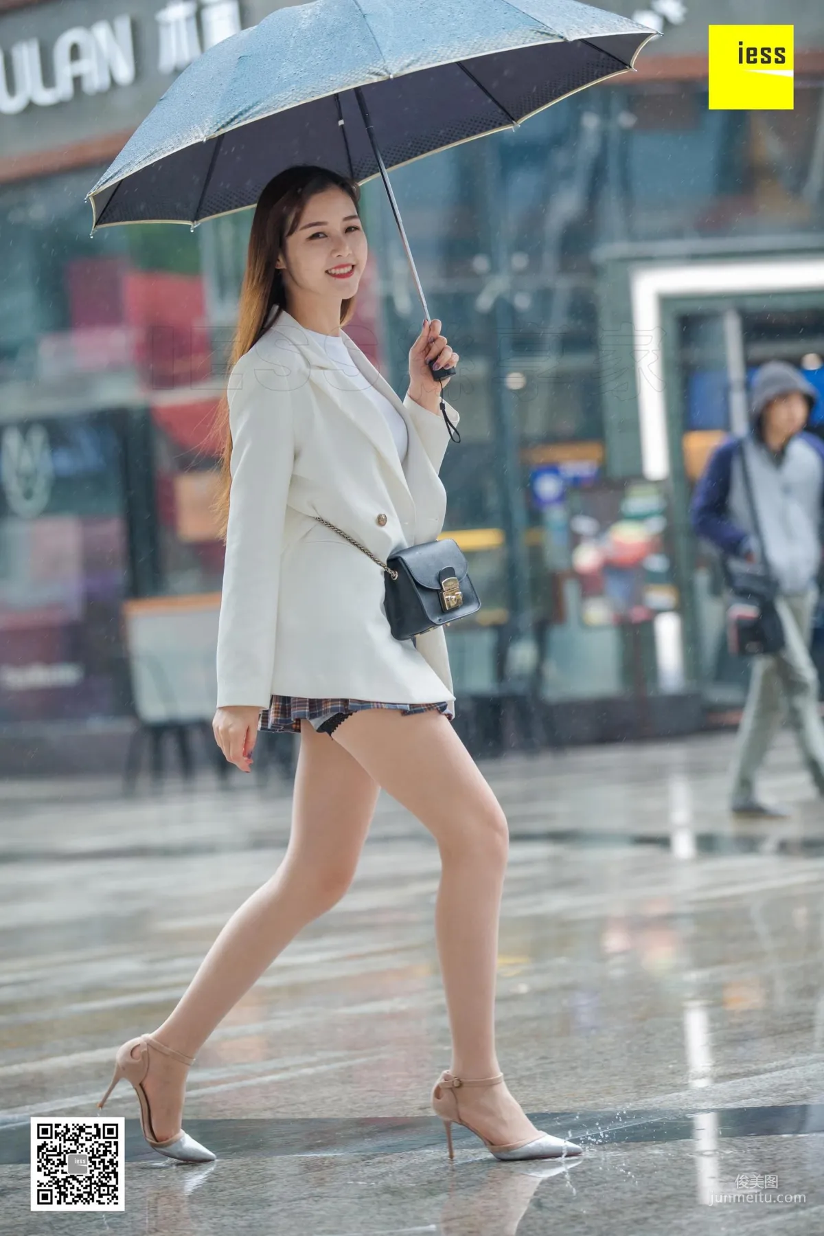 模特九妹 《雨中漫步》街拍美腿 [異思趣向IESS] 27