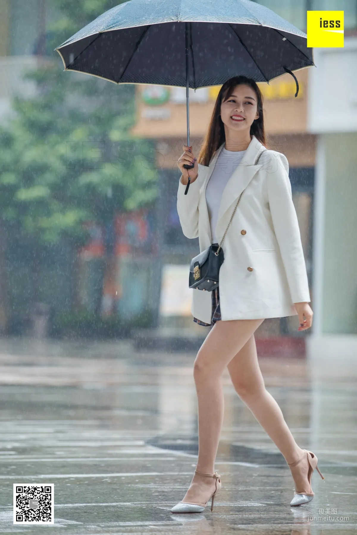 模特九妹 《雨中漫步》街拍美腿 [異思趣向IESS] 56