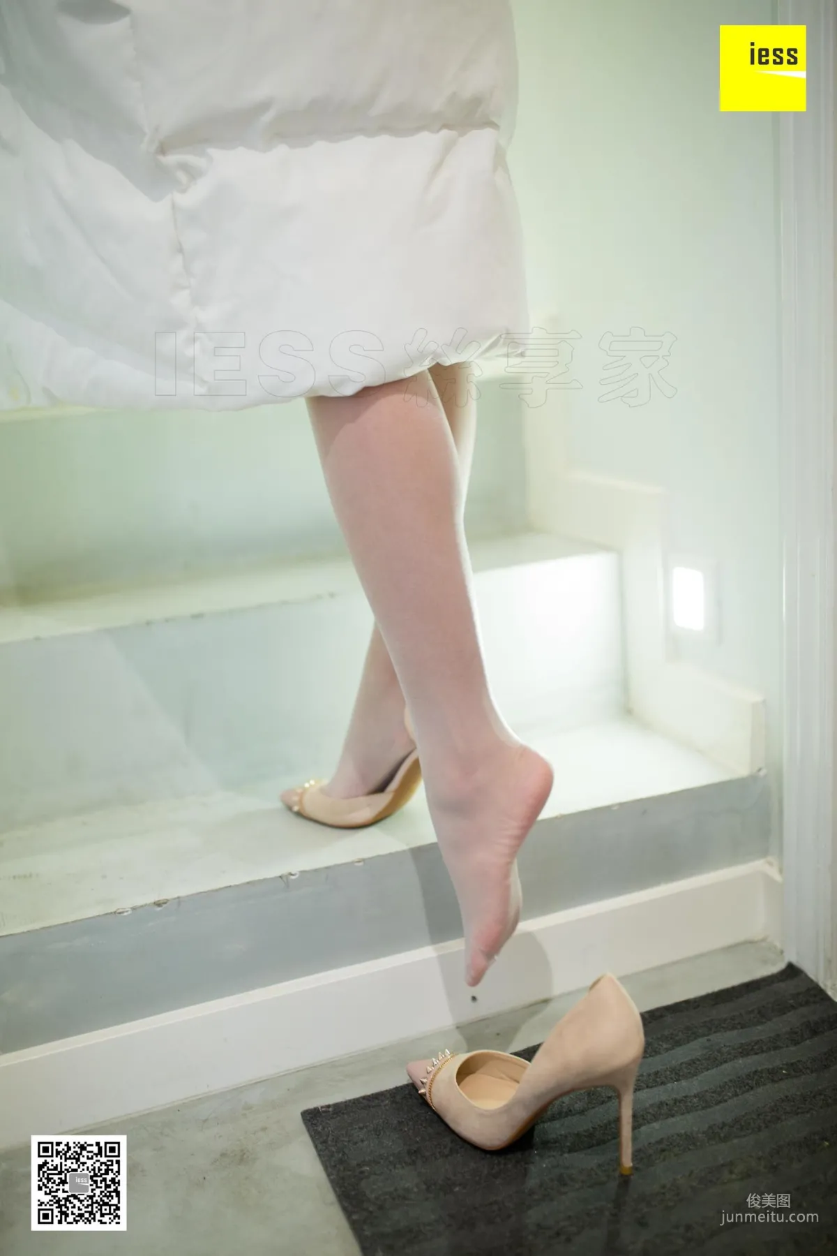 模特婉萍 《婉萍白色羽絨服》絲足美腿 [異思趣向IESS] 寫真集 16