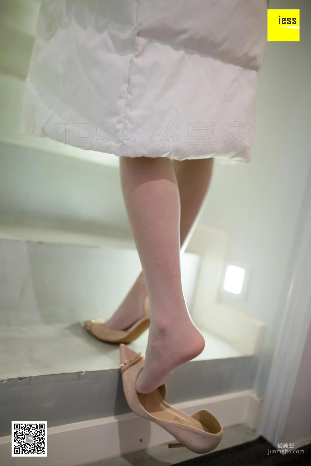 模特婉萍 《婉萍白色羽絨服》絲足美腿 [異思趣向IESS] 寫真集 22