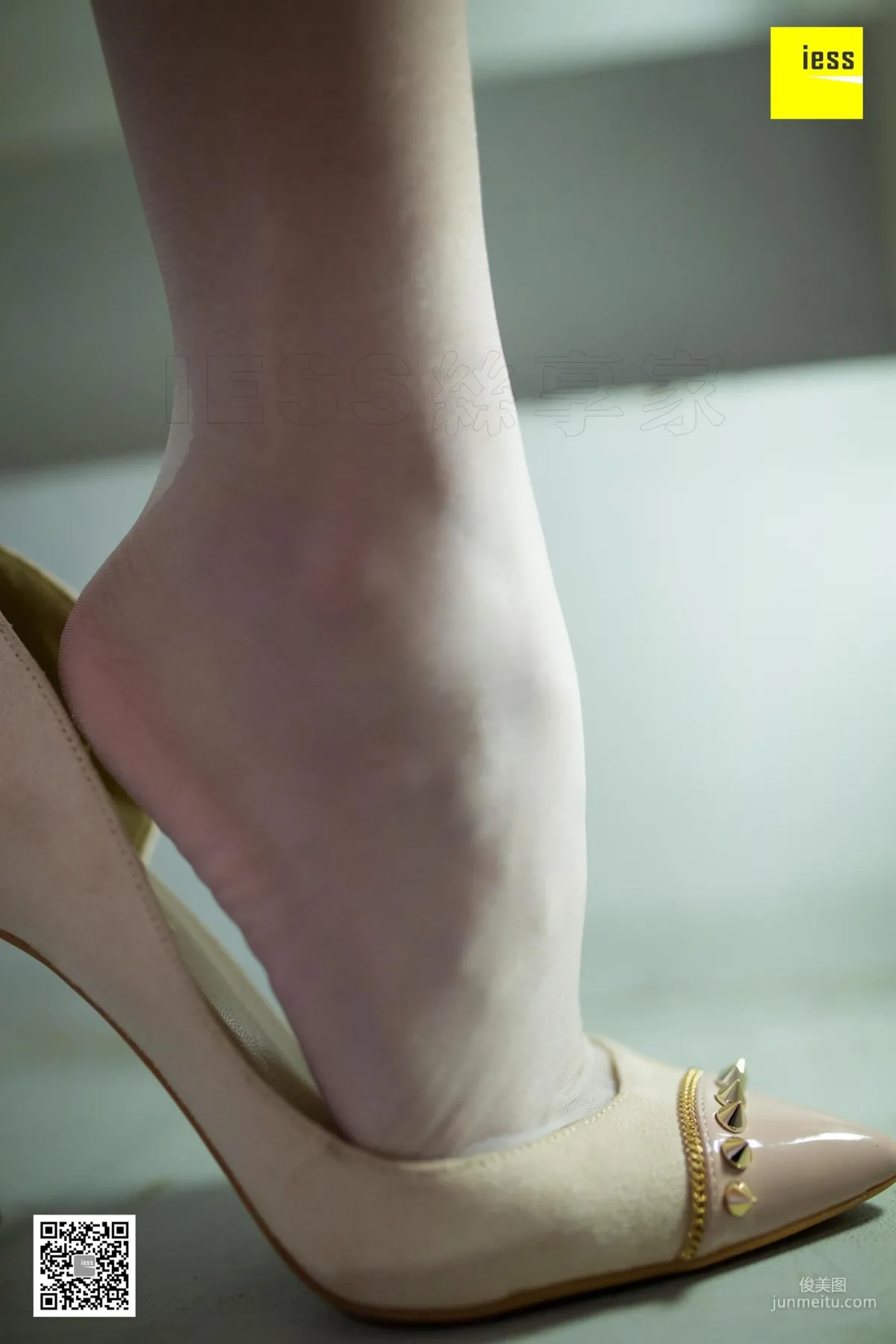 模特婉萍 《婉萍白色羽絨服》絲足美腿 [異思趣向IESS] 寫真集 32