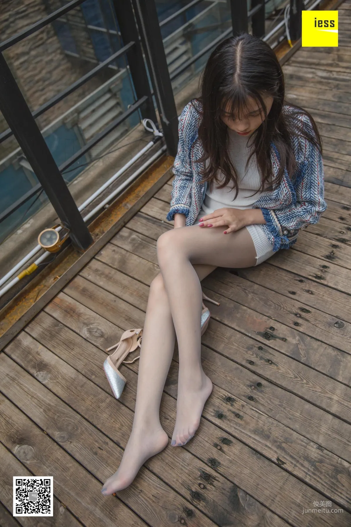 模特七七 《小香風街拍》灰絲美腿 [異思趣向IESS] 寫真集 41