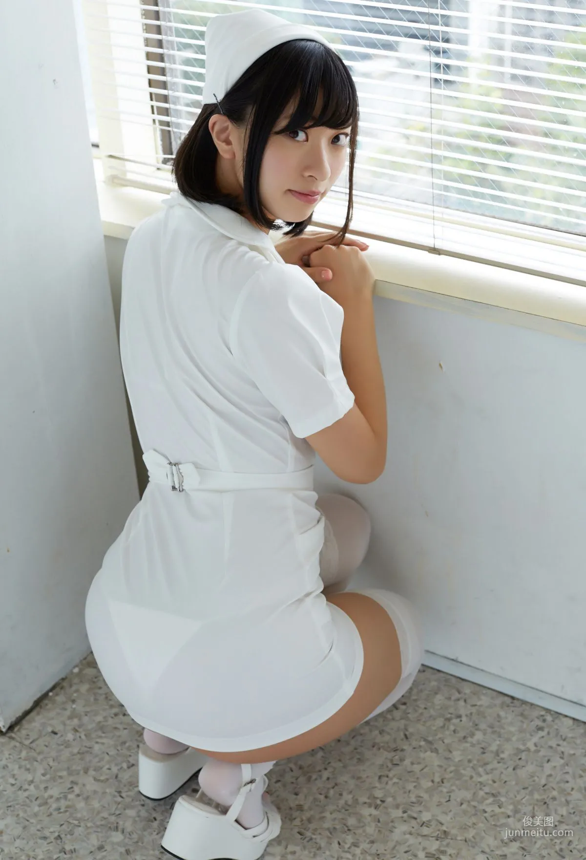 倉持由香※直筆サインコメント付き ケツ圧高すぎナース 写真集9
