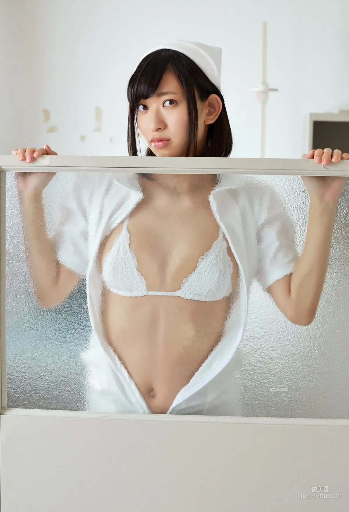 倉持由香※直筆サインコメント付き ケツ圧高すぎナース 寫真集 34