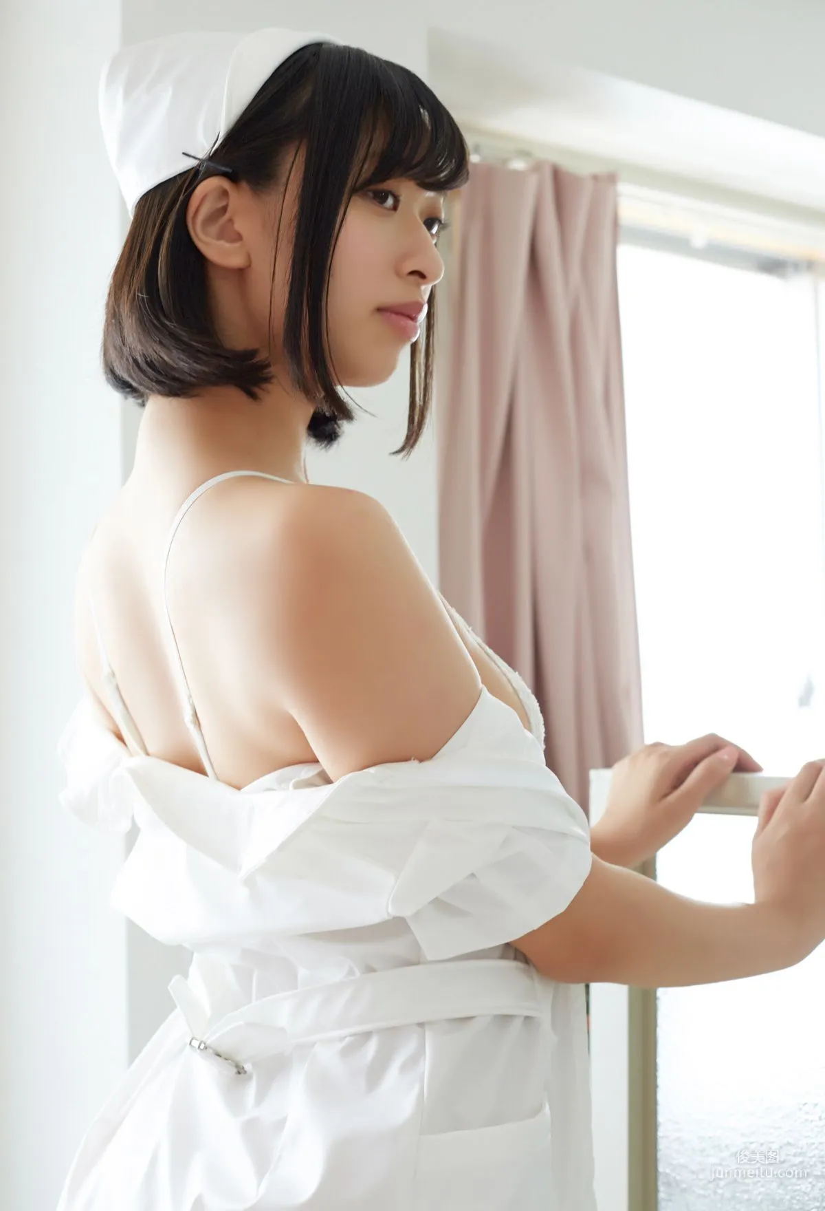 倉持由香※直筆サインコメント付き ケツ圧高すぎナース 寫真集 39