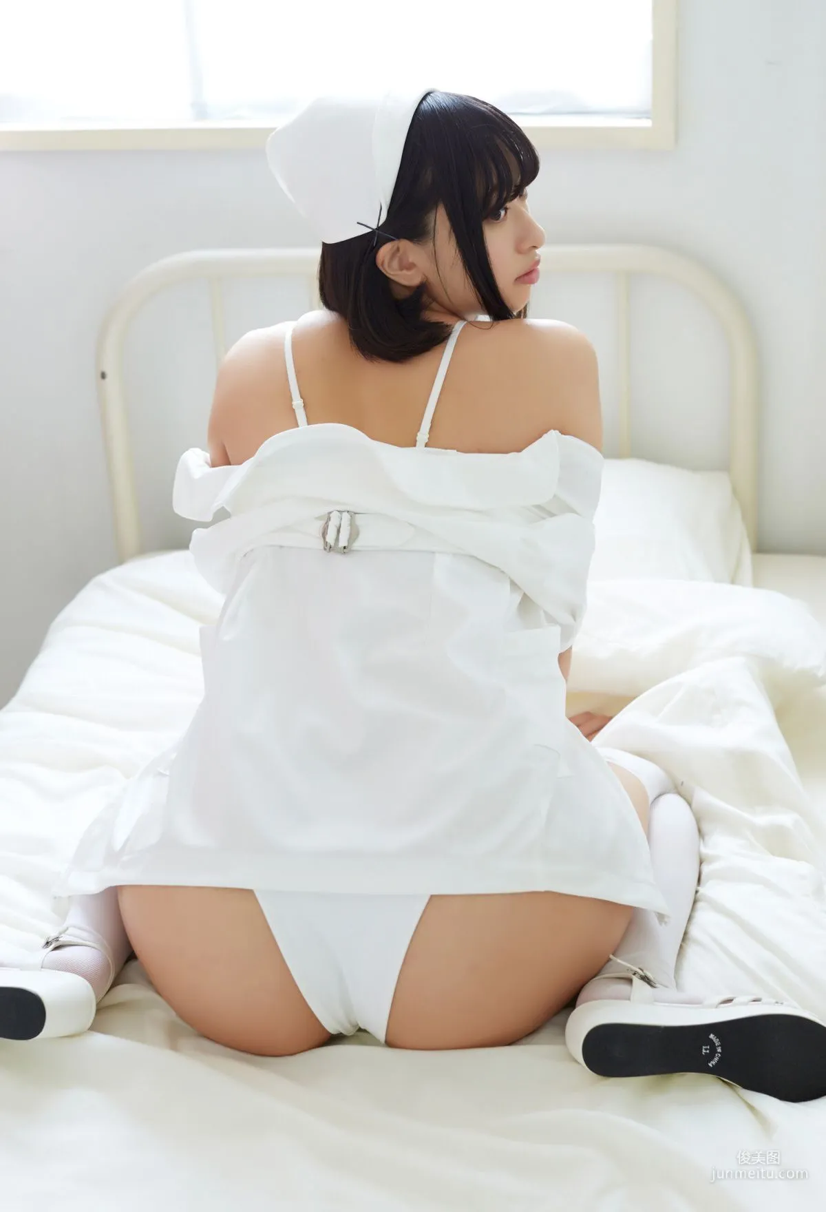 倉持由香※直筆サインコメント付き ケツ圧高すぎナース 寫真集 41