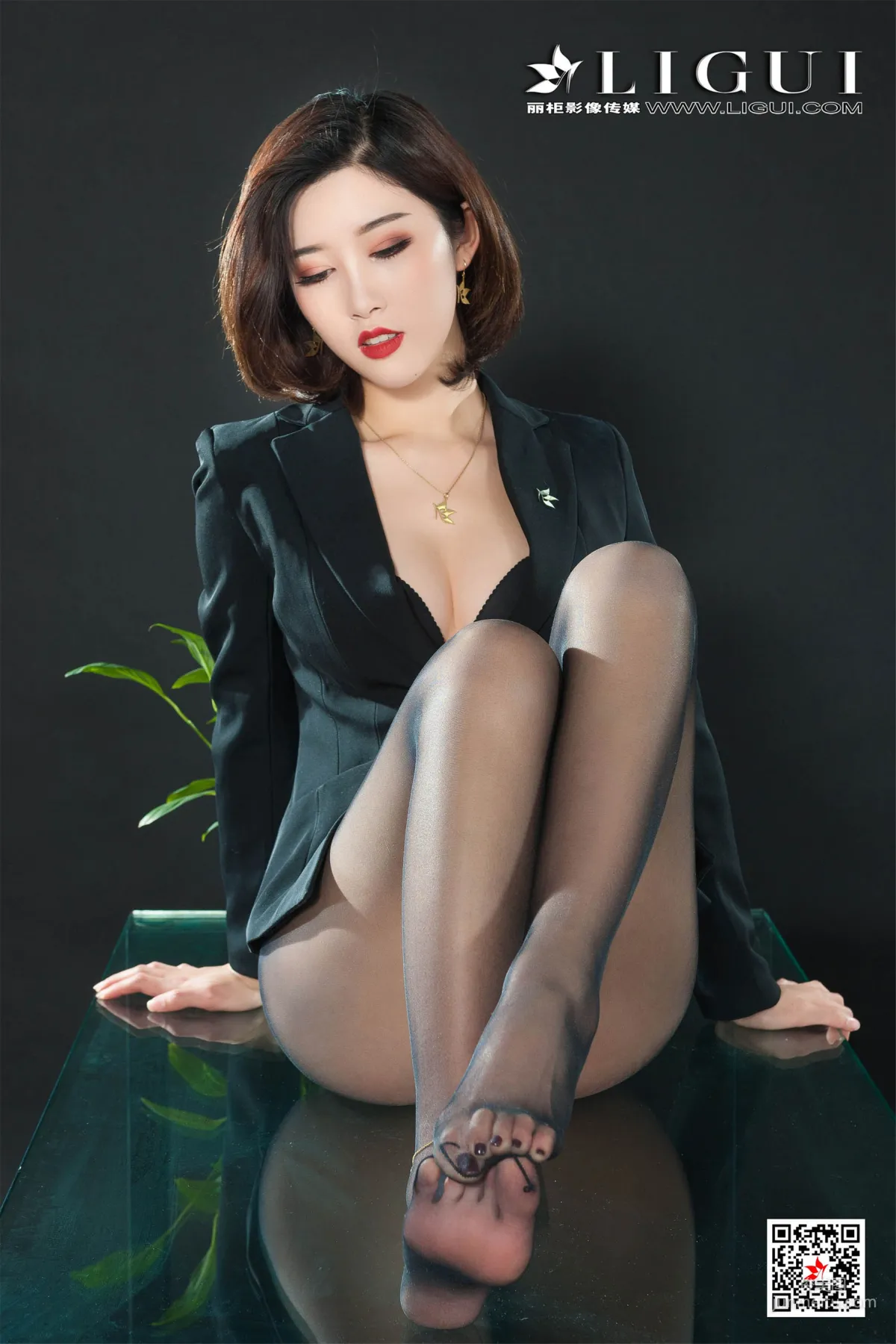 筱筱《黑絲誘人絲足》 [麗櫃Ligui] 網絡麗人 寫真集 21