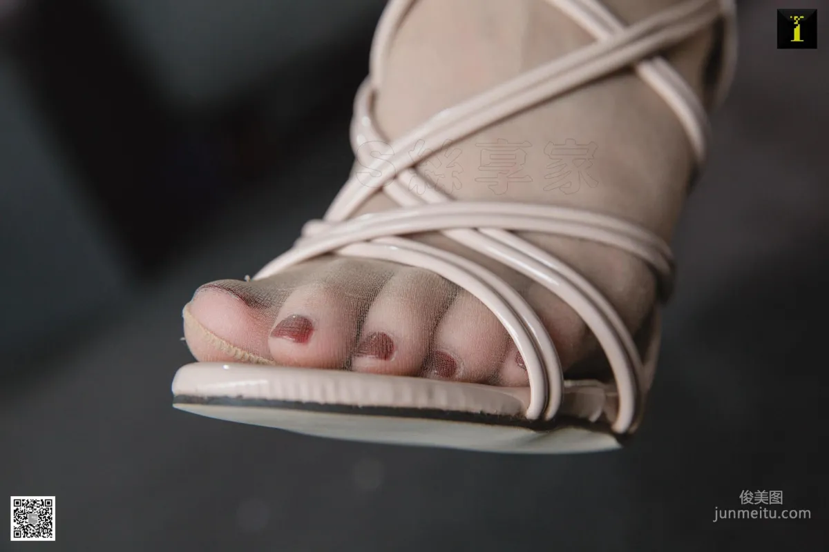 模特九妹《九妹的膚色涼鞋》 [異思趣向IESS] 美腿高跟 寫真集 4