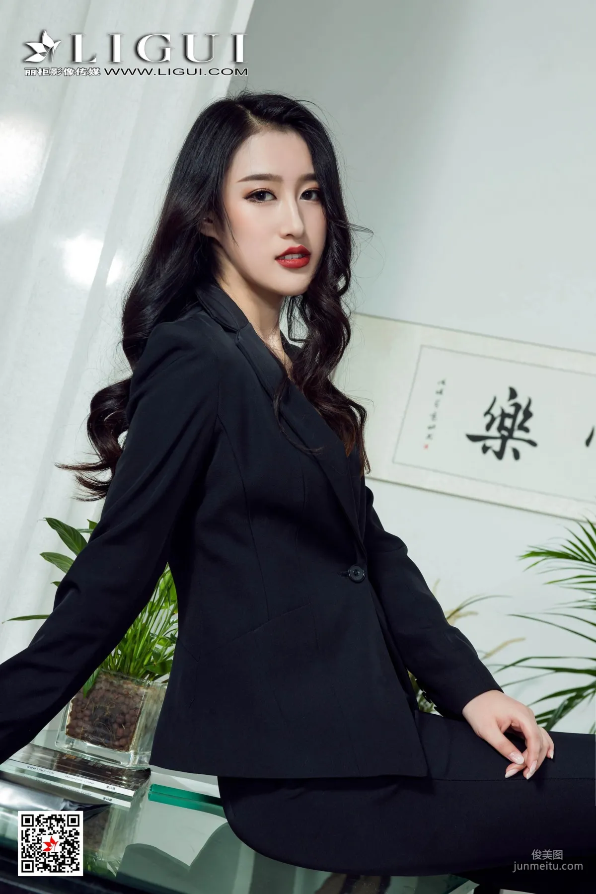 腿模拉拉《西裝麗人》 [麗櫃Ligui] 網絡麗人 寫真集 14