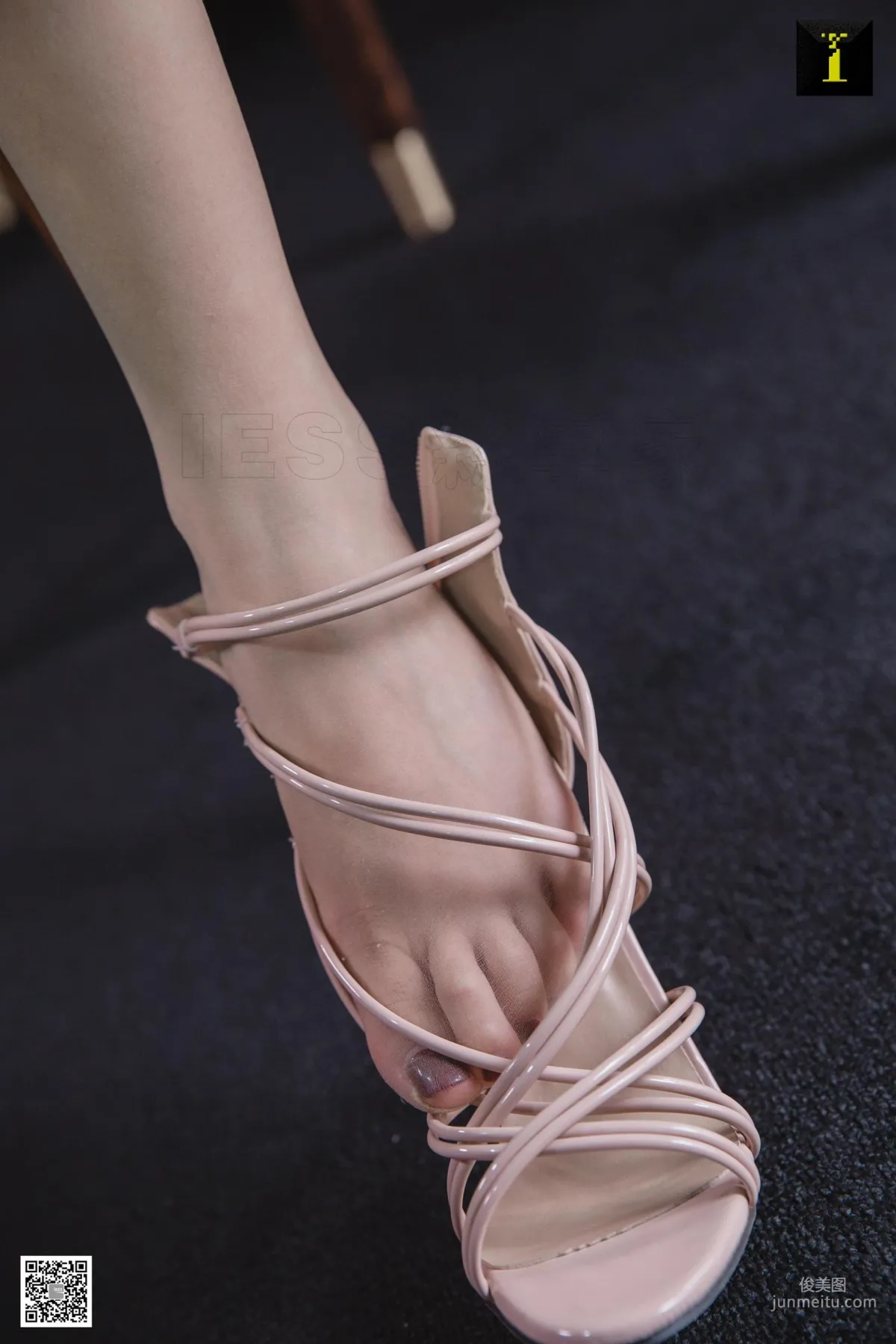 模特九妹《九妹的膚色涼鞋》 [異思趣向IESS] 美腿高跟 寫真集 72