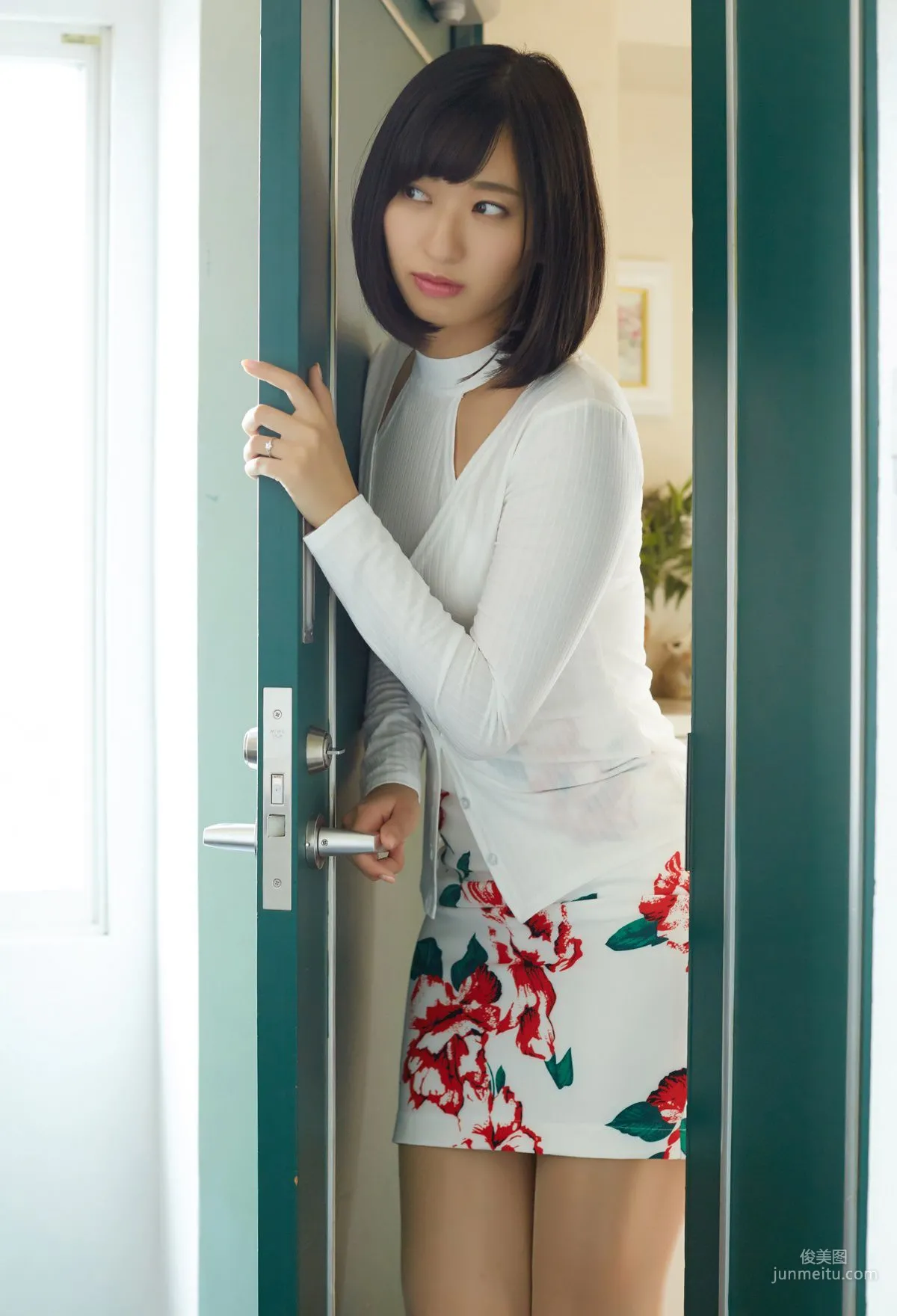 倉持由香《昼下がりの尻職人》写真集4