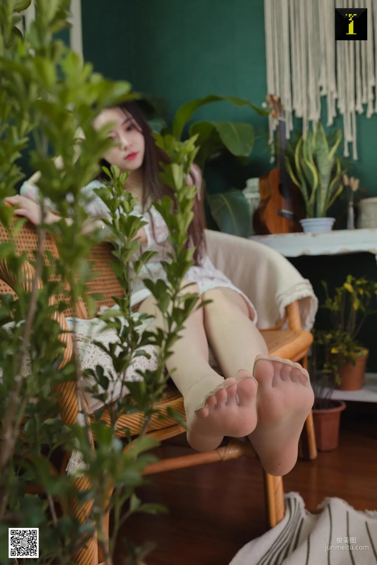 腿模佳佳 《佳佳 綠植 吉他》 [異思趣向IESS] 寫真集 36