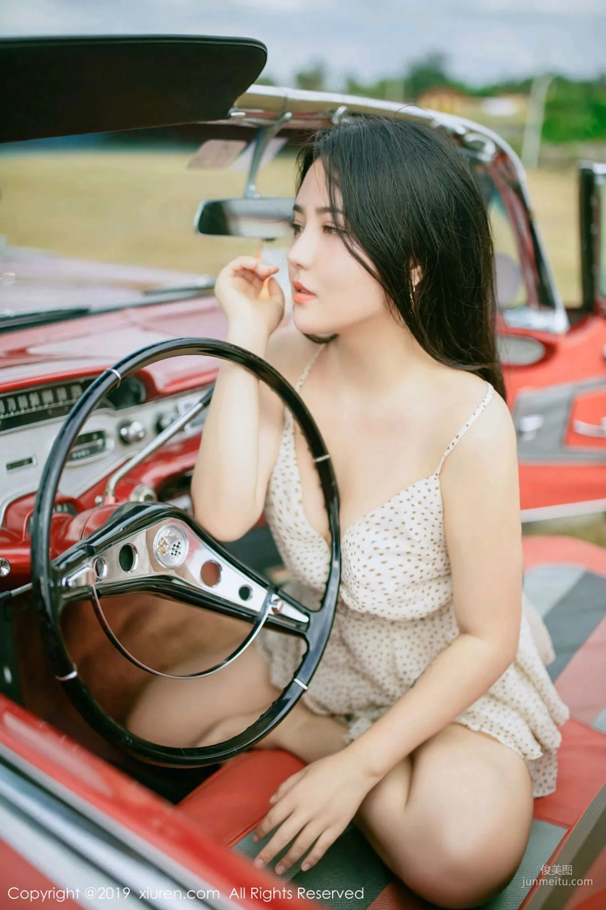 Manuela瑪魯娜《複古車外拍下的無可比拟美臀》 [秀人XIUREN] No.1463 寫真集 8