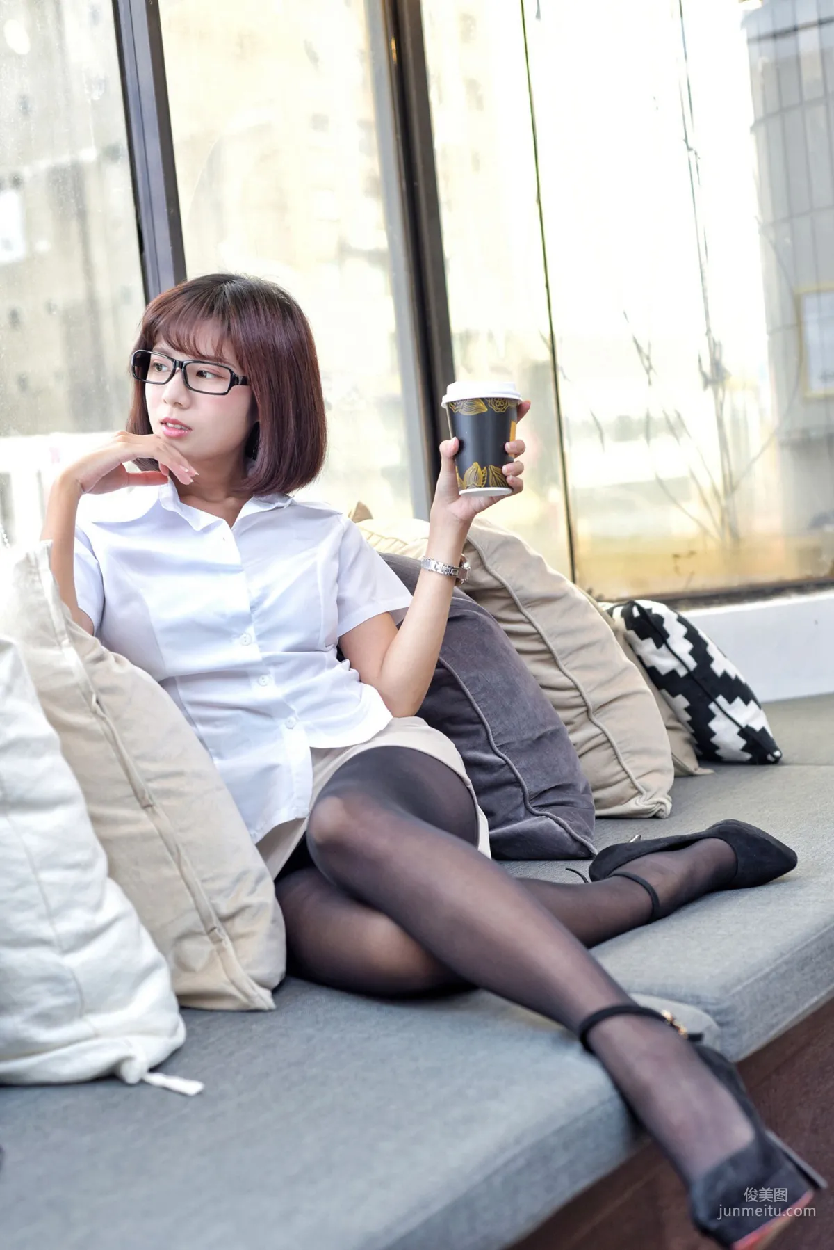 方唯真《OL黑丝短发美女》 [台湾正妹] 写真集18