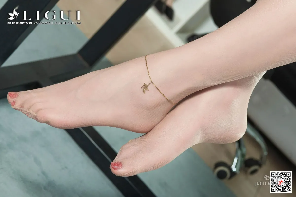 腿模甜甜《辦公室美腳絲足》 [麗櫃Ligui] 寫真集 31