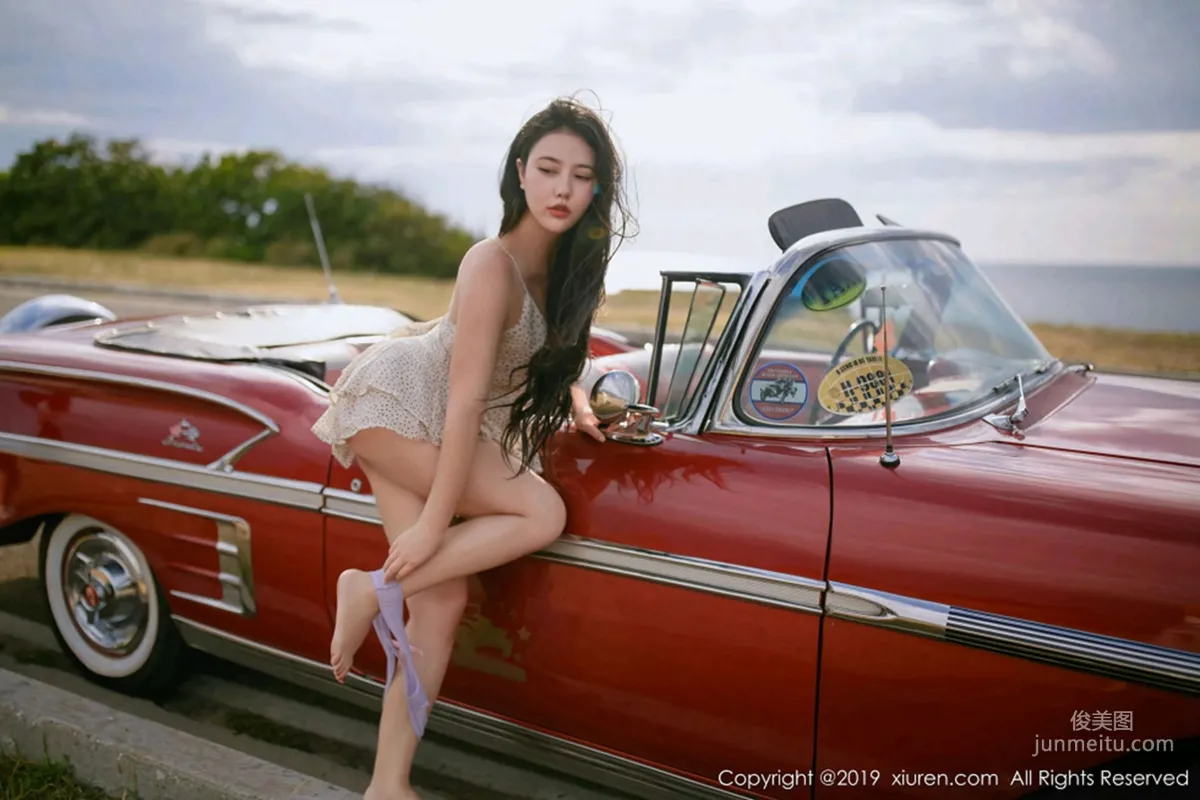 Manuela瑪魯娜《複古車外拍下的無可比拟美臀》 [秀人XIUREN] No.1463 寫真集 22
