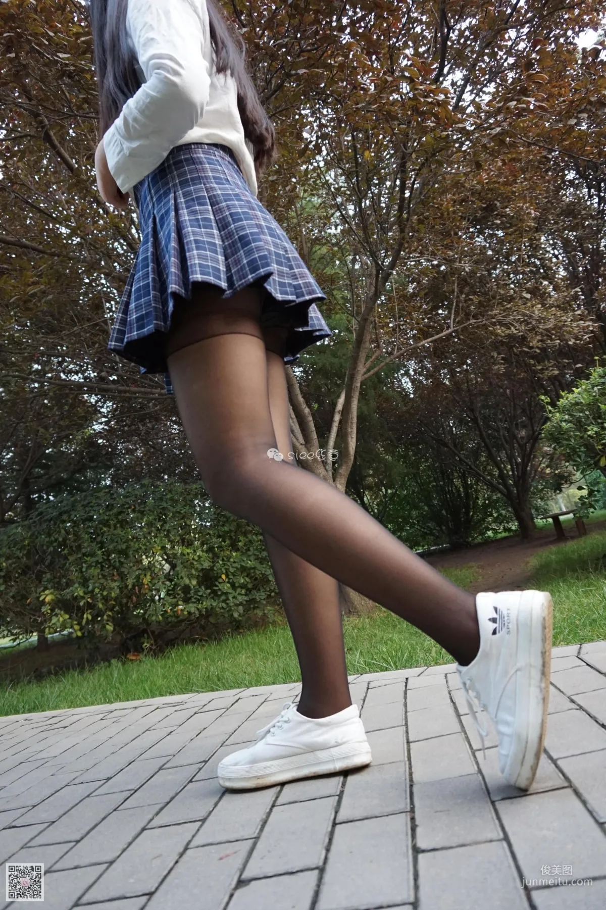[丝意SIEE] No.001 曦曦《草坪黑丝》 写真集55