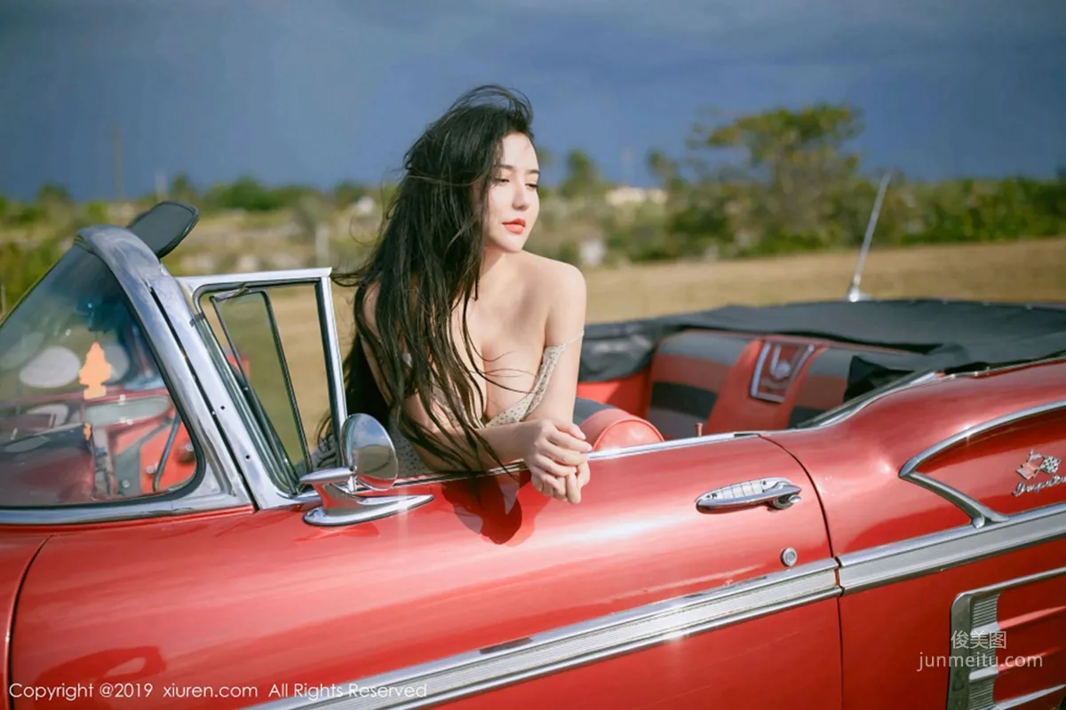 Manuela瑪魯娜《複古車外拍下的無可比拟美臀》 [秀人XIUREN] No.1463 寫真集 34