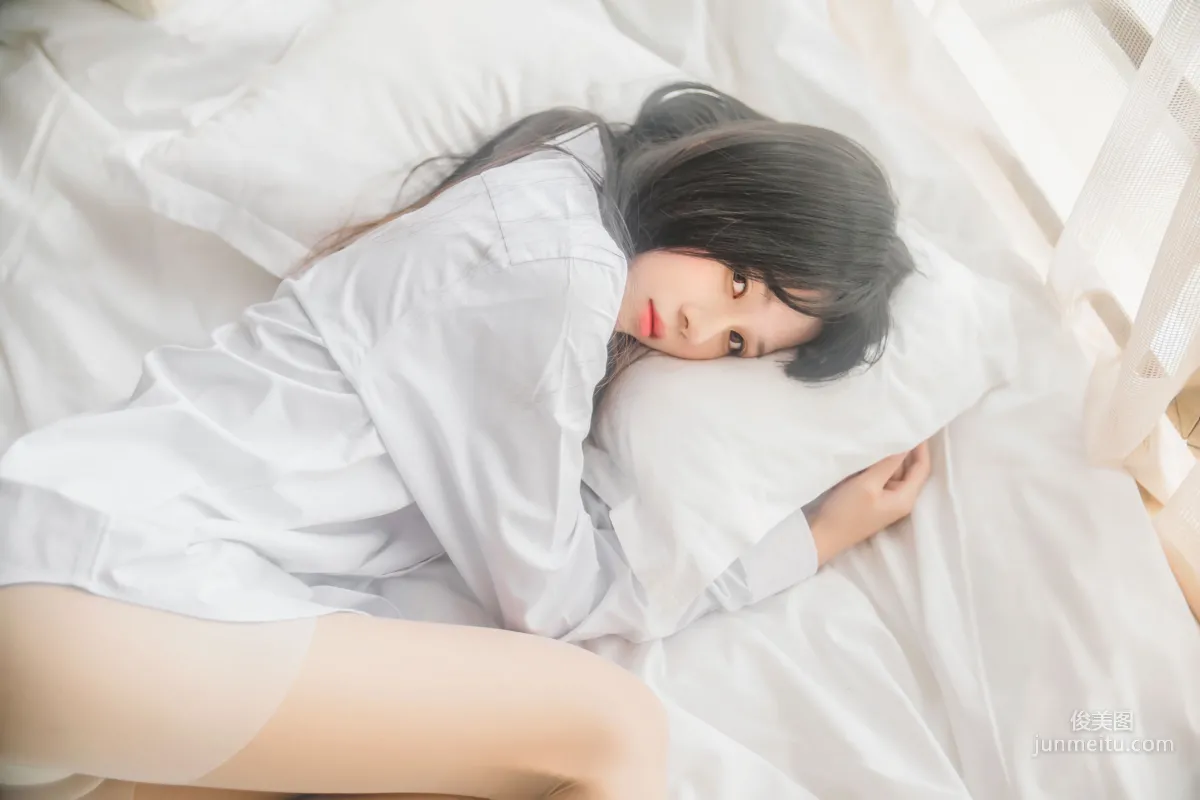 桜桃喵《桜桃未熟 - 白襯衫散發》 [蘿莉COS] 寫真集 13