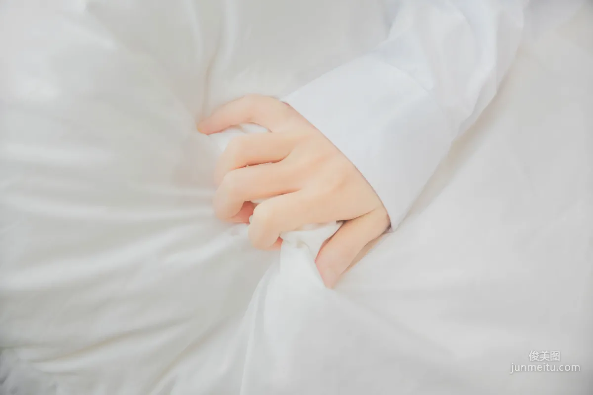 桜桃喵 《白衬衫双马尾》 [萝莉COS] 写真集19