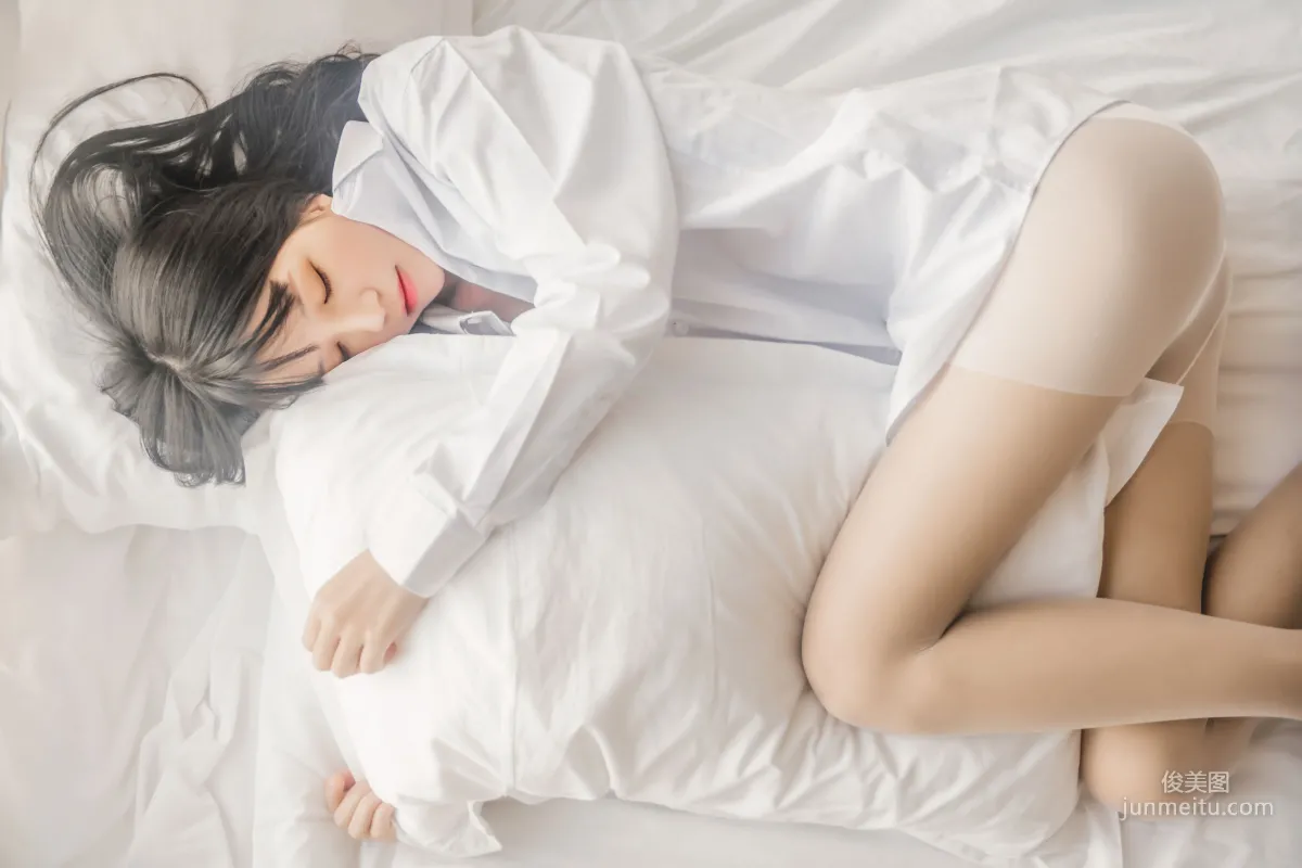 桜桃喵《桜桃未熟 - 白襯衫散發》 [蘿莉COS] 寫真集 24