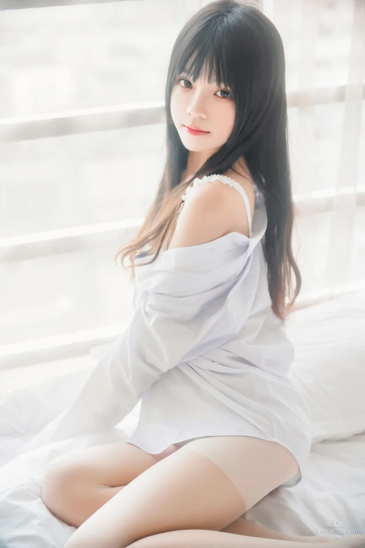 桜桃喵《桜桃未熟 - 白襯衫散發》 [蘿莉COS] 寫真集 31