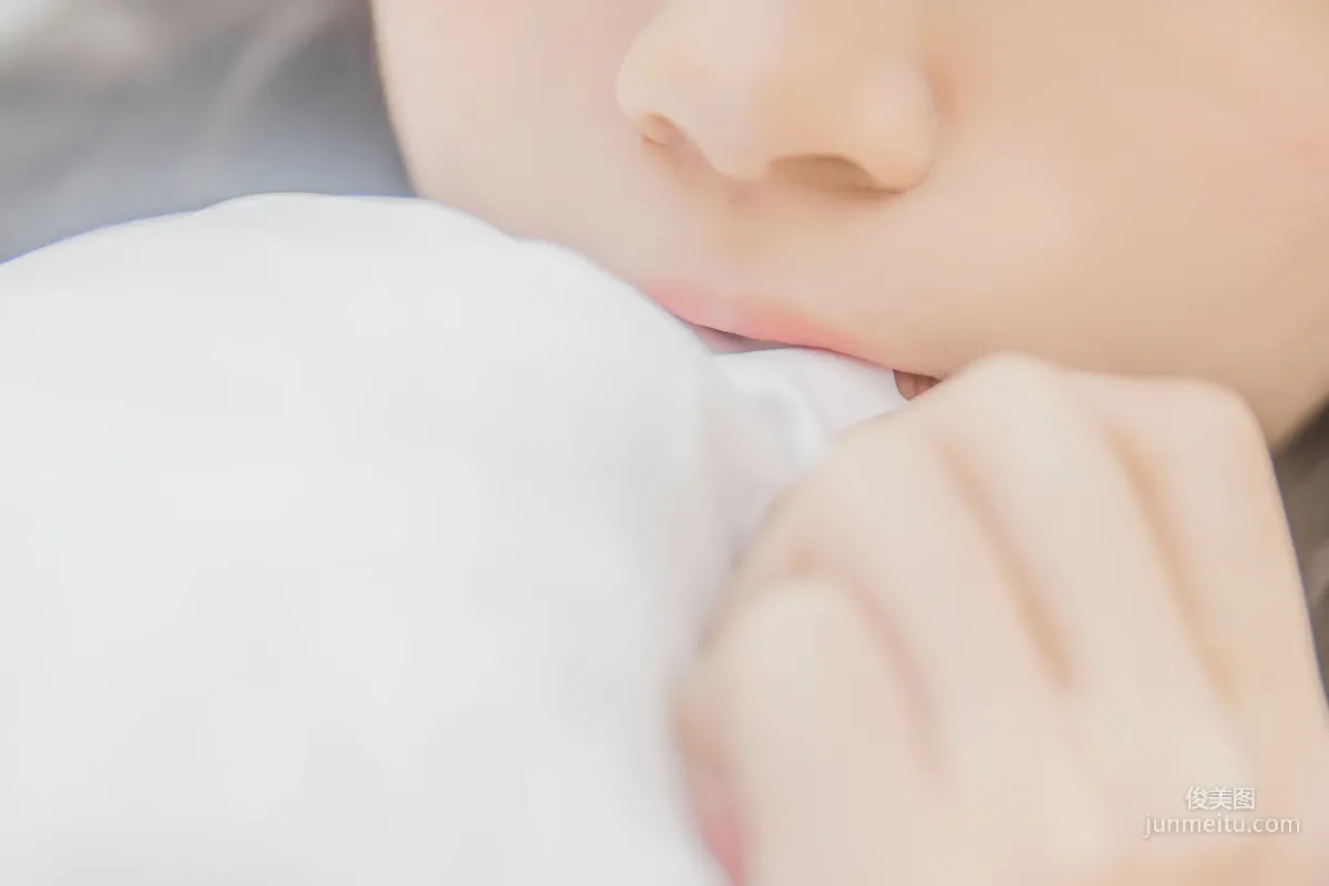 桜桃喵《桜桃未熟 - 白襯衫散發》 [蘿莉COS] 寫真集 21