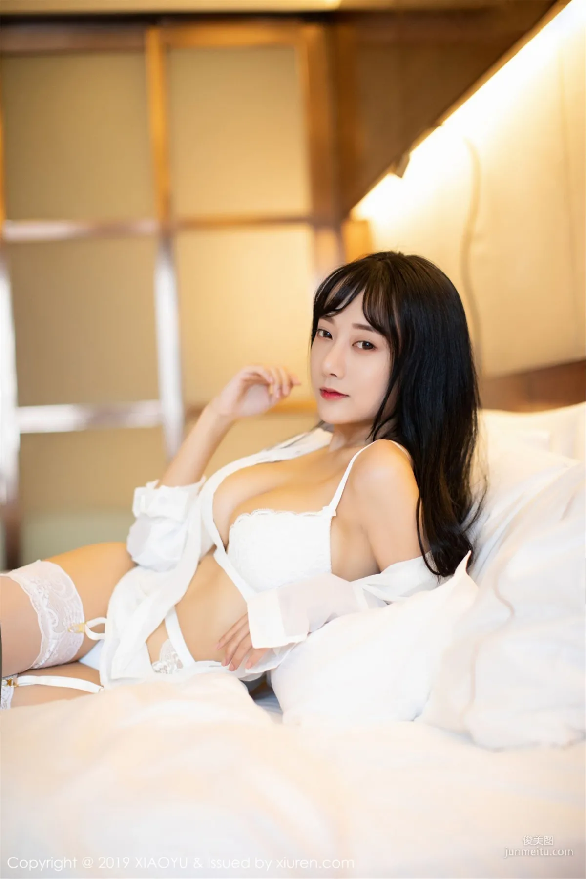 何嘉穎《低開襯衫與蕾絲吊襪下的婀娜姿态》 [語畫界XIAOYU] Vol.076 寫真集 23