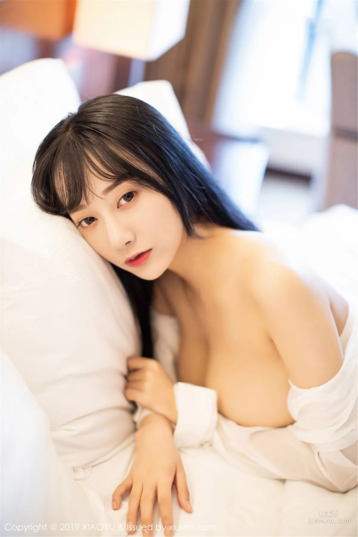 何嘉穎《低開襯衫與蕾絲吊襪下的婀娜姿态》 [語畫界XIAOYU] Vol.076 寫真集 37