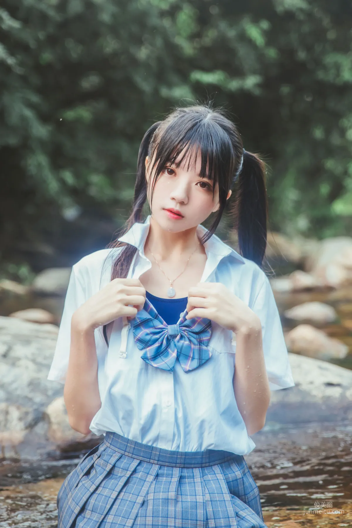 桜桃喵《校服少女COSPLAY濕身系列》 [蘿莉COS] 寫真集 33