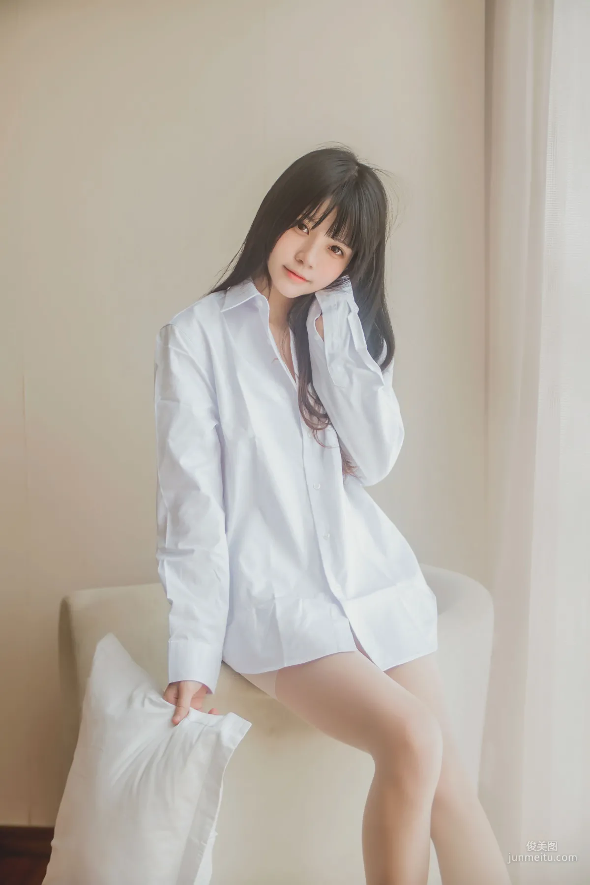 桜桃喵《桜桃未熟 - 白襯衫散發》 [蘿莉COS] 寫真集 10