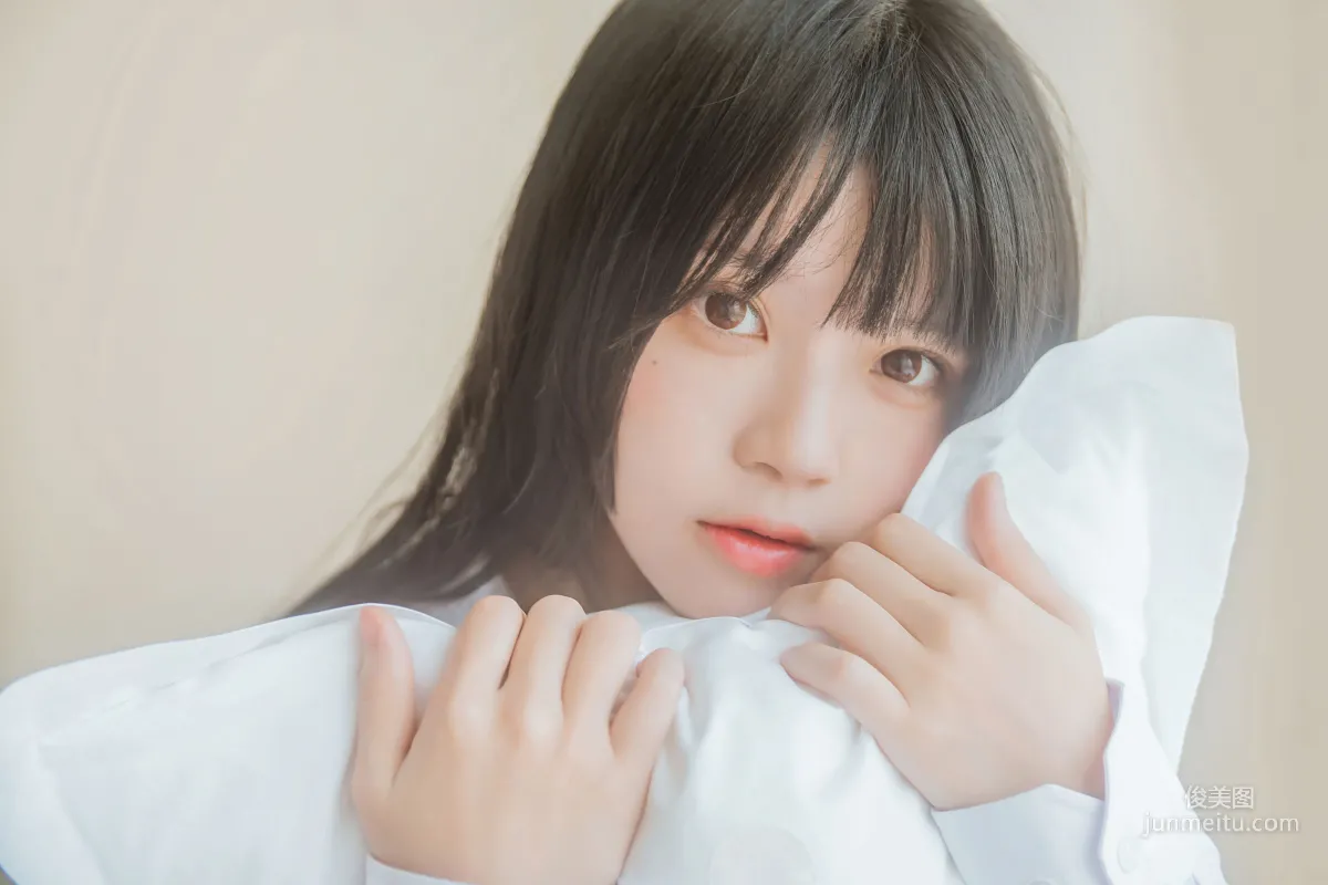 桜桃喵《桜桃未熟 - 白襯衫散發》 [蘿莉COS] 寫真集 8